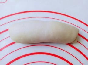 把擀好的长舌状从上往下卷起来，依次把面团做完。