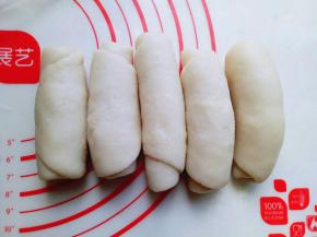 全部做好后用保鲜膜盖上，松弛15分钟，之后再取一块面团，面团竖着用擀面杖来回擀的长舌状，这样反复两次。就是:擀长舌状再卷起来，再擀长舌状，卷起来，同样操作方法。
