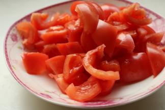 西红柿洗净切碎。