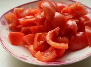 西红柿洗净切碎。