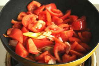 加入西红柿翻炒。