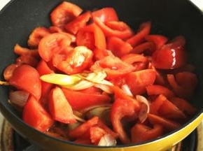 加入西红柿翻炒。