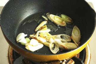 炒锅放油，爆香葱姜。