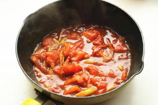 多翻炒一会，加入盐调味，西红柿炒碎。