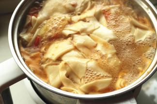 烧开后煮2分钟，面条差不多就熟了。