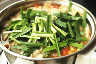 加入韭菜和菠菜，面条有青菜才显得有食欲。