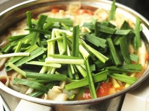 加入韭菜和菠菜，面条有青菜才显得有食欲。