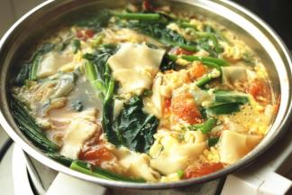 打散的鸡蛋加入，搅散就可以关火了，淋几滴香油，片儿汤就做好了。