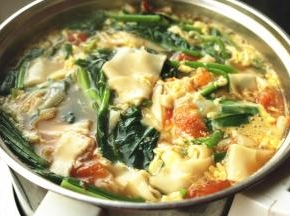 打散的鸡蛋加入，搅散就可以关火了，淋几滴香油，片儿汤就做好了。