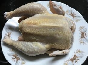 鸡买回来后洗净，去头、脚后用厨房纸吸干水分待用。