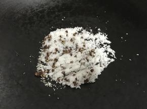 把花椒和盐放入锅中，小火翻炒，等花椒炒出香味，盐微黄就可盛出。