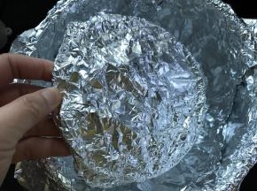 砂锅用两大张锡纸十字交叉地铺满整个锅且要延展到锅外，把烤架也用锡纸包上，放入砂锅内。