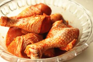 鸡翅加腌料，拌匀后腌制一夜以上。