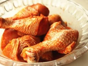 鸡翅加腌料，拌匀后腌制一夜以上。