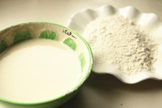 调制面粉，我用了干炸粉也可以用家里普通面粉，调出很厚的面糊，可以流动的状态，加少许盐调味，同时准备一些干炸粉待用。