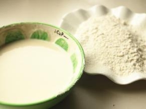 调制面粉，我用了干炸粉也可以用家里普通面粉，调出很厚的面糊，可以流动的状态，加少许盐调味，同时准备一些干炸粉待用。