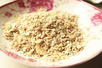 薯片捏碎，和燕麦片混合在一次。