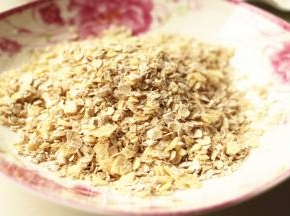 薯片捏碎，和燕麦片混合在一次。