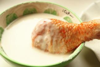 腌好的鸡腿，先沾上一层糊。