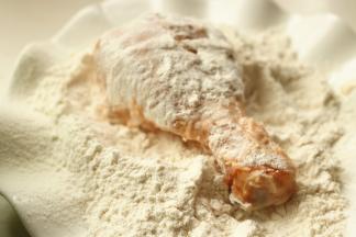 在裹粉，抖去多余的粉。