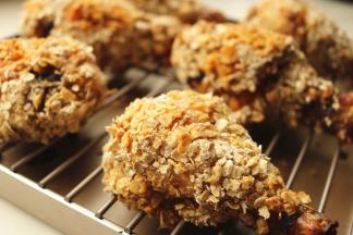 烤好的鸡腿趁热吃。