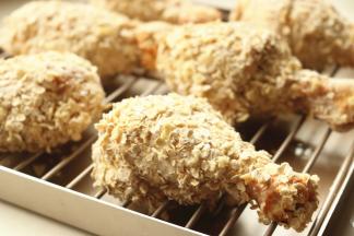 烤盘里放上烤架，把鸡腿摆放在烤架上，这样可以沥出一部分油脂，更健康。