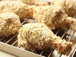 烤盘里放上烤架，把鸡腿摆放在烤架上，这样可以沥出一部分油脂，更健康。