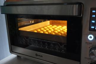 放入已经预热好160度的烤箱，烘烤15分钟左右