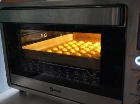 放入已经预热好160度的烤箱，烘烤15分钟左右