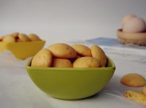 烘烤结束，将饼干取出，未食用的饼干放密封盒里保存，尽快食用