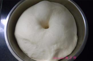 室温下发酵至两倍大；