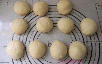 将发好的面团，按70克/个分成小面团，排气，滚圆，松弛25分钟；