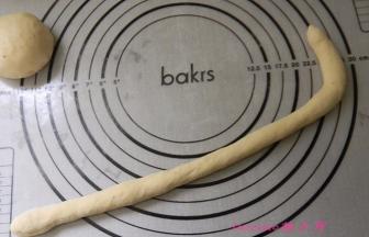 取一面团搓成长条，约40公分长；