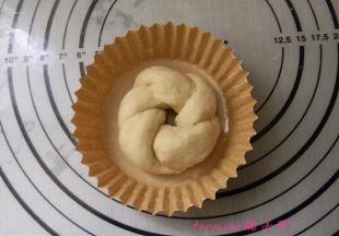 盘好一股的花环，放在纸模里；