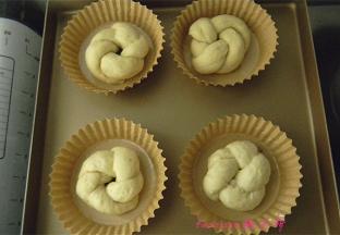 做好的面包胚放在纸模里包上保鲜膜，进行二次醒发，室温下温暖处1小时；