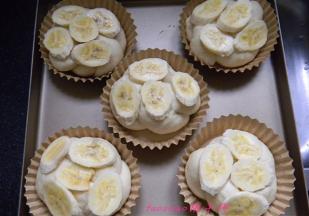 在醒发好的面包上铺上切好的香蕉片；