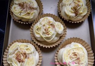 挤上软化的黄油（可以多挤些，防止香蕉变黑），撒上粗粒砂糖，肉桂粉，烤箱预热后放入，上火220度，下火180度，烤制20分钟即可。