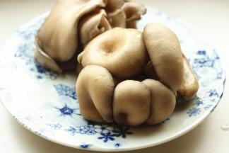 买到很新鲜的蘑菇，自己亲手在蘑菇棚里摘的，完全没有泡水。去掉根部，洗净待用。