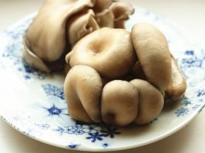 买到很新鲜的蘑菇，自己亲手在蘑菇棚里摘的，完全没有泡水。去掉根部，洗净待用。