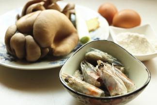 虾头准备好，以及面粉、葱姜和鸡蛋。