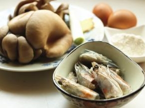 虾头准备好，以及面粉、葱姜和鸡蛋。