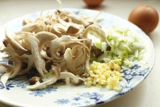 蘑菇撕成丝，葱姜切末。