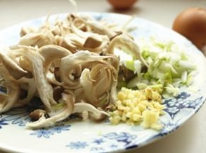 蘑菇撕成丝，葱姜切末。