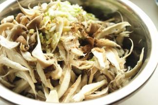 蘑菇加盐，葱姜，和五香粉，拌匀，略微腌制一会。