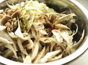 蘑菇加盐，葱姜，和五香粉，拌匀，略微腌制一会。