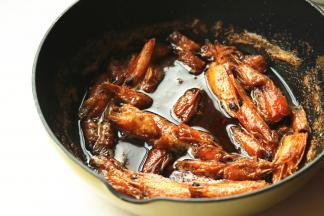 最后油变成红色，也慢慢清澈，虾油就熬好了。