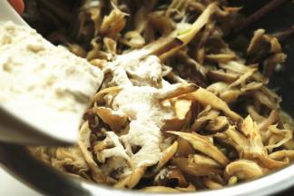 蘑菇腌制一会，变的略微软，加入面粉拌匀，加入面粉可以使饼比较结实，不易散开。