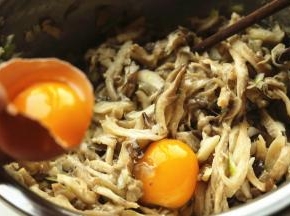 磕入两个鸡蛋，继续拌匀。