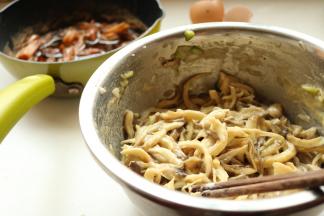 混合好之后的蘑菇鸡蛋液，准备开始煎蘑菇饼。