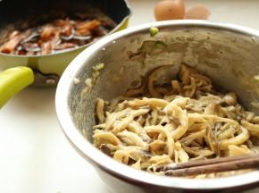 混合好之后的蘑菇鸡蛋液，准备开始煎蘑菇饼。